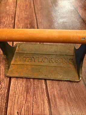 Vintage Taylor & Ng Cast Iron 'Bacon Press' Pig Motif 1978